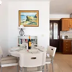 Puerto Chico B 公寓 *