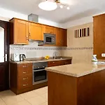 Puerto Chico B 公寓